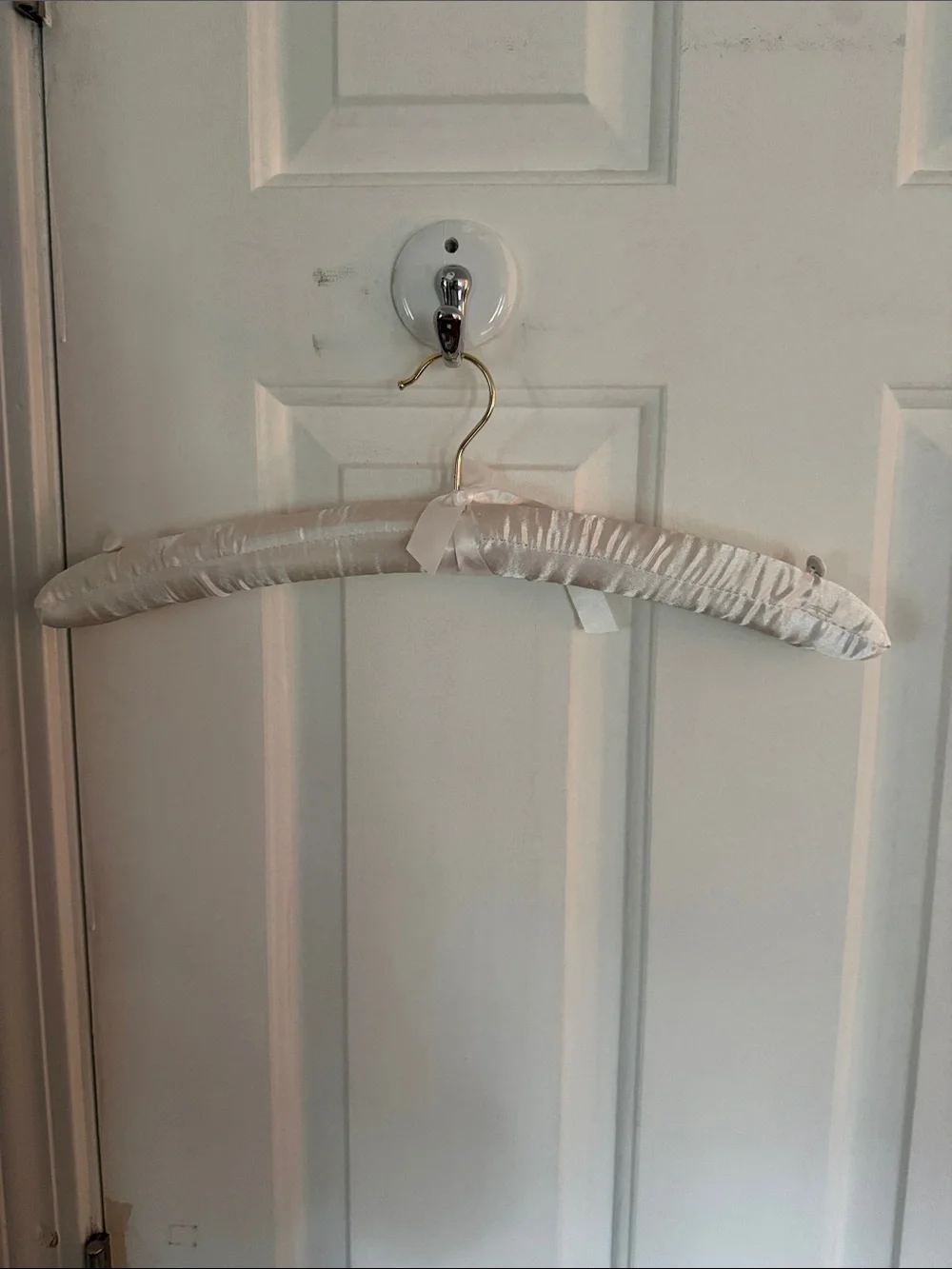 Silk-Style Padded White Wall Hanger and Blue Ring Box